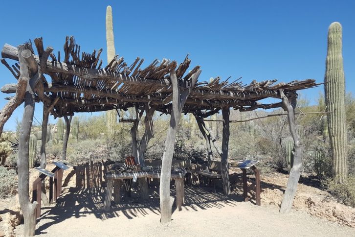 Ramada dans le sentier du désert au Arizona-Sonora Desert Museum. Les ramadas sont des structures de bois installées dans le désert pour fournir un peu d'ombre aux passants.